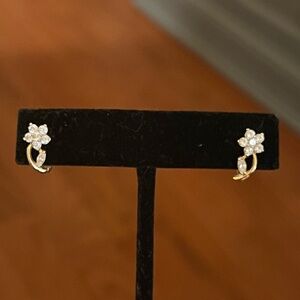 Beautiful 14 K Gold Earings With Lever Back. With Diamoniques around the Flower.